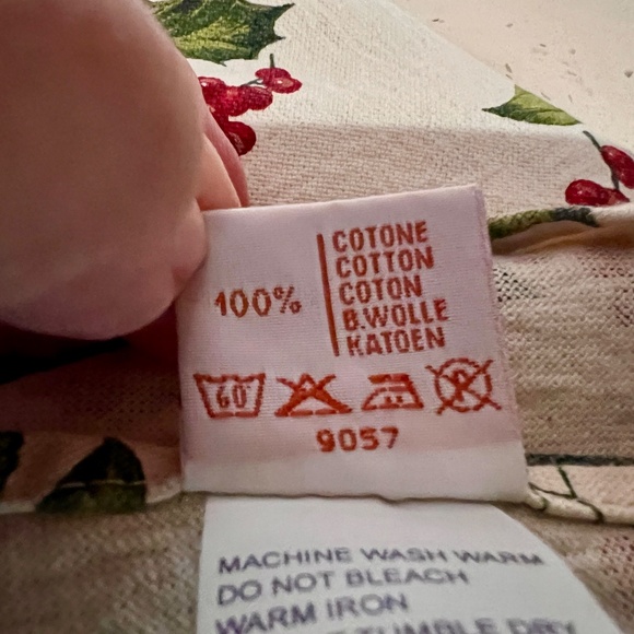 Vallesusa Tablecloth 100% Cotton Holly Berries Christmas round 66” Made in Italy - Picture 5 of 11